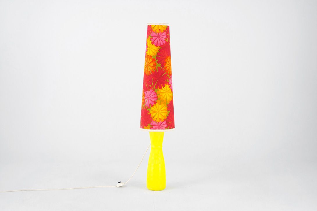 Foto Yellow Floor Lamp with Red Flower Shade 1976 h126 F3