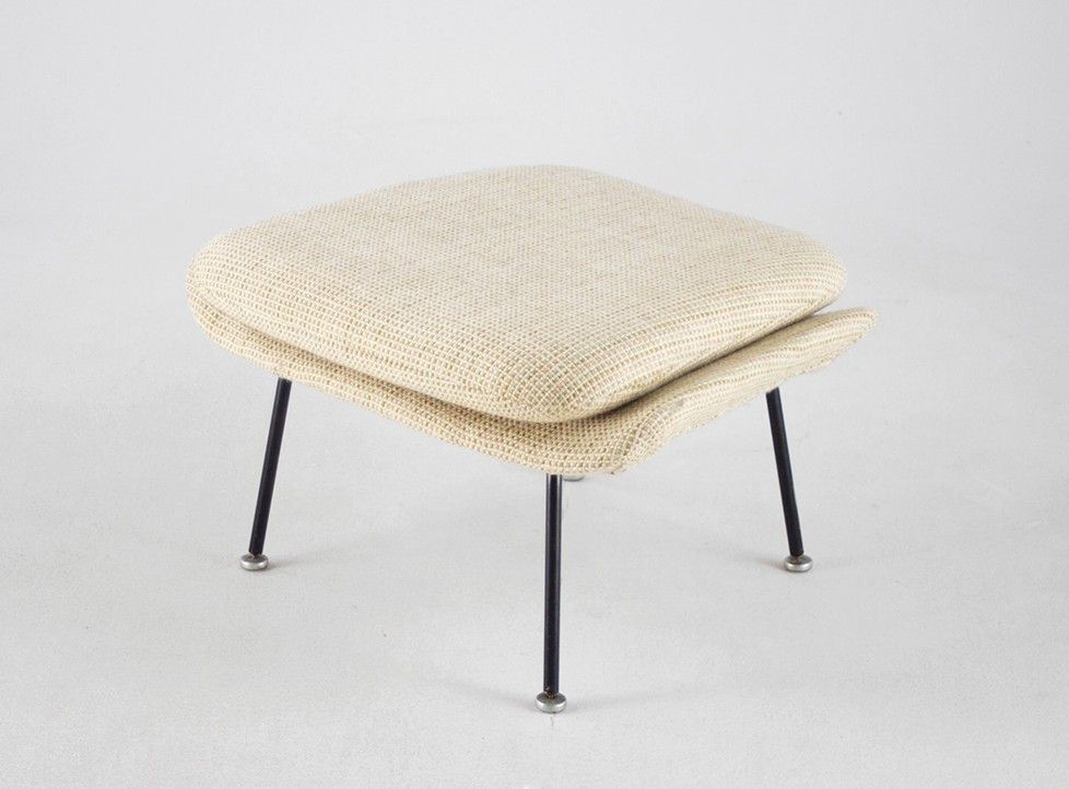 Foto Beige Womb Chair Ottoman