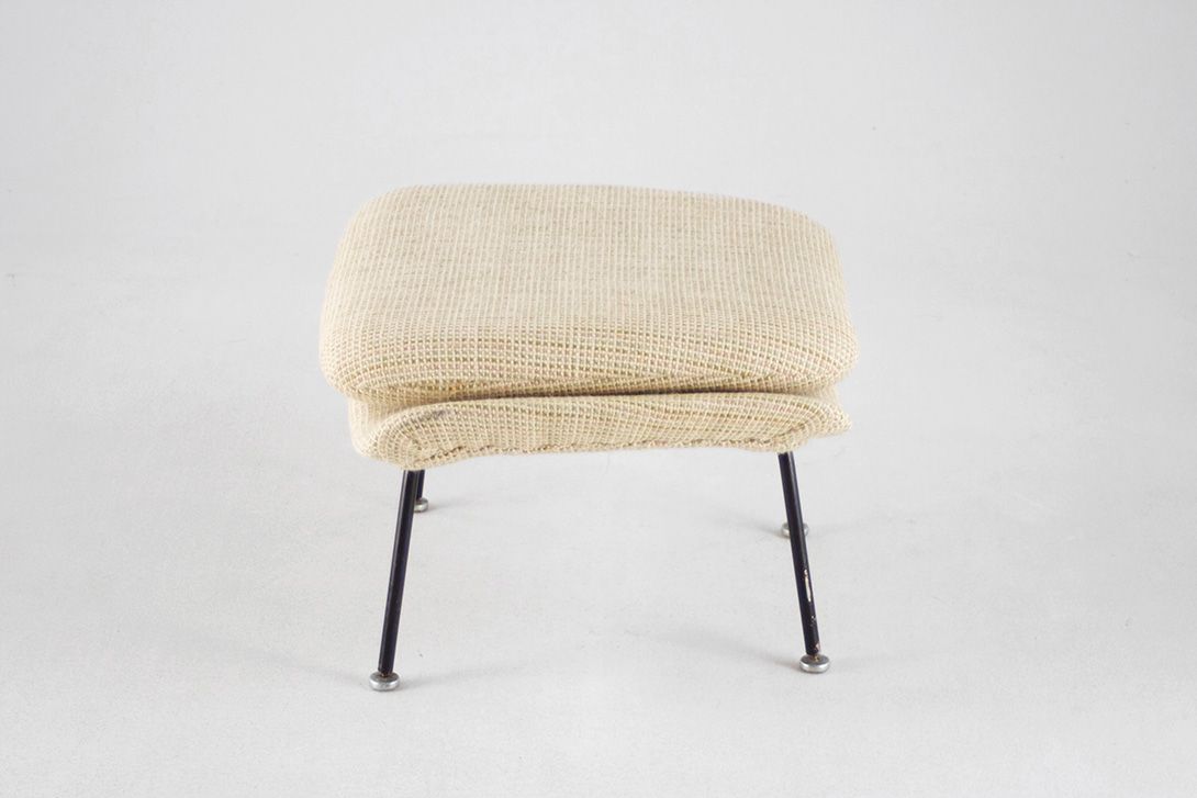 Foto Beige Womb Chair Ottoman
