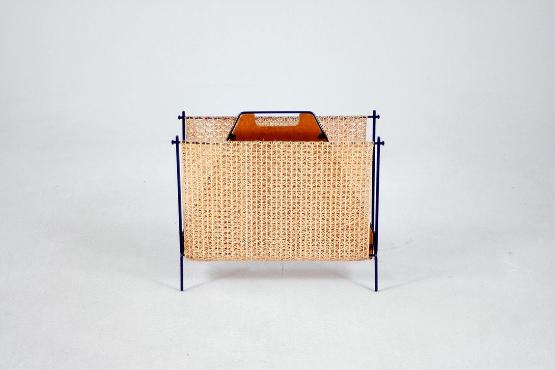 Foto Mid-Century Magazine Rack, Black Metal Frame, Wooden Centre, Finely Woven Bast Work