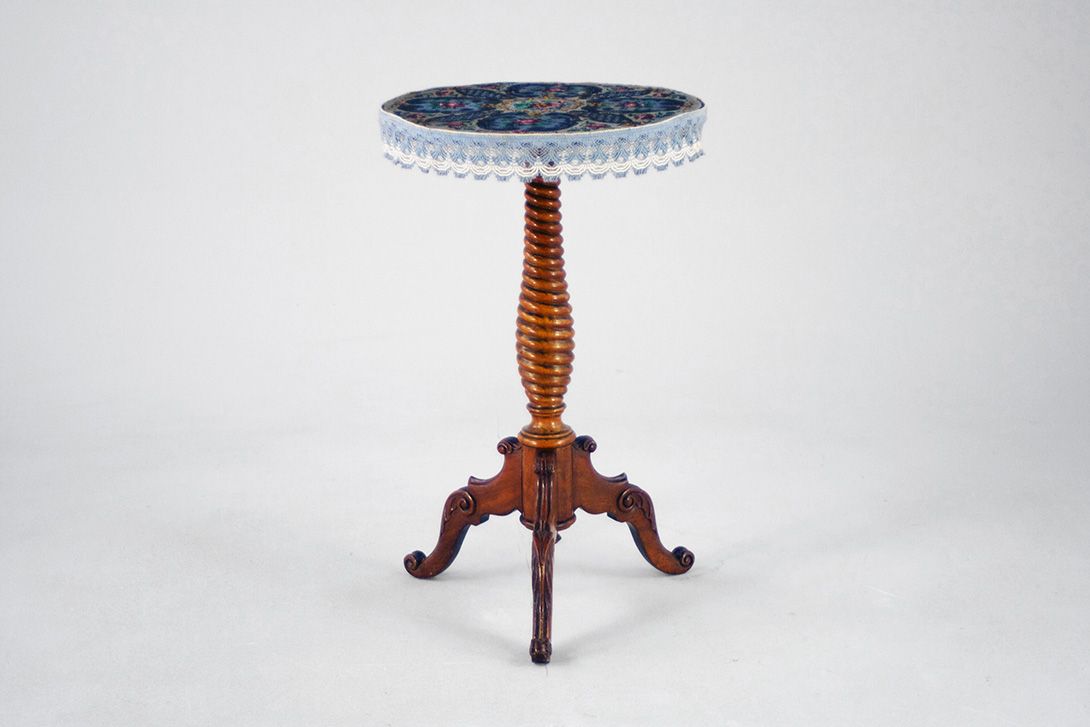 Foto Period Furniture Side Table Pearls h72x45