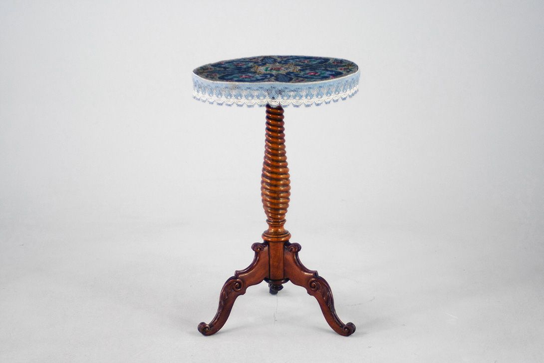 Foto Period Furniture Side Table Pearls h72x45