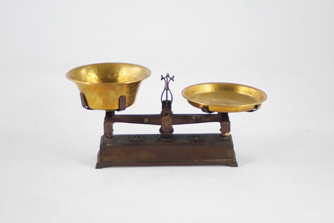 Foto Metal Scale with Brass Cans 1878