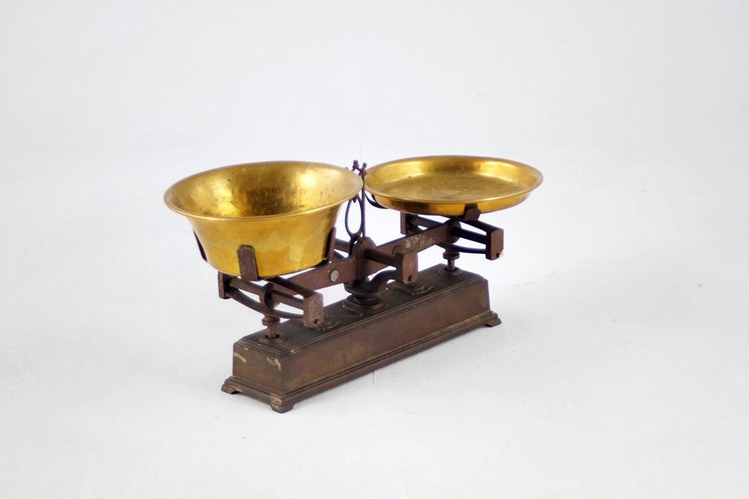Foto Metal Scale with Brass Cans 1878
