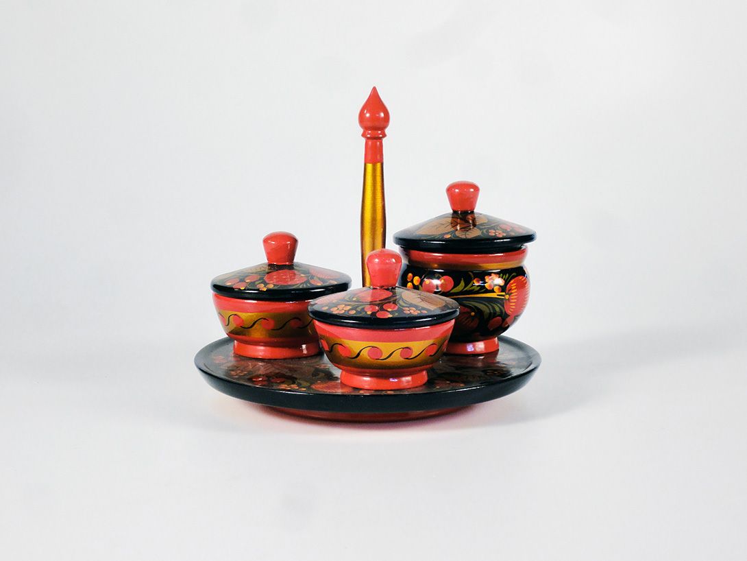 Foto Triple Set of Bowls with Lids on a Tray, Traditional Russian Handcoloured Pattern, Black/Red