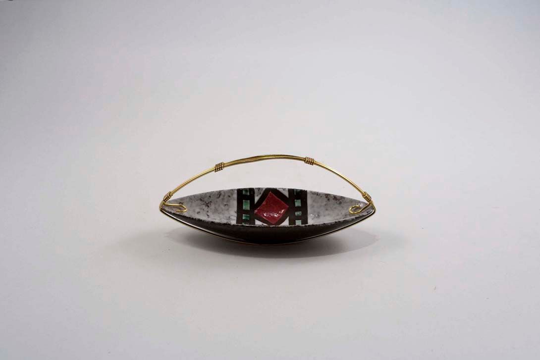 Foto Ceramic Canoo Shaped Bowl, Brazen Stand with Handle, 1951