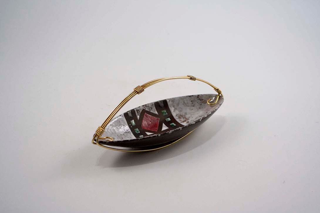 Foto Ceramic Canoo Shaped Bowl, Brazen Stand with Handle, 1951