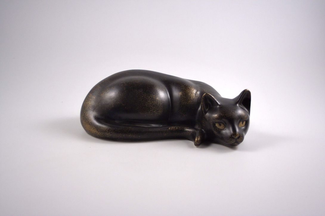 Foto Resting but Watchful Cat Sculpture