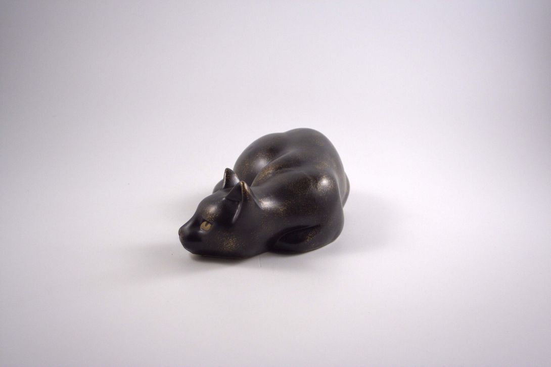 Foto Resting but Watchful Cat Sculpture