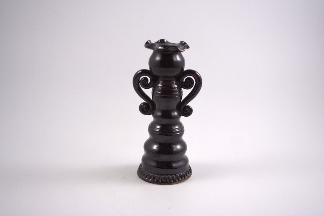 Foto Black Bulged Ceramic Candle Holder, Two-Sided Playful Handle