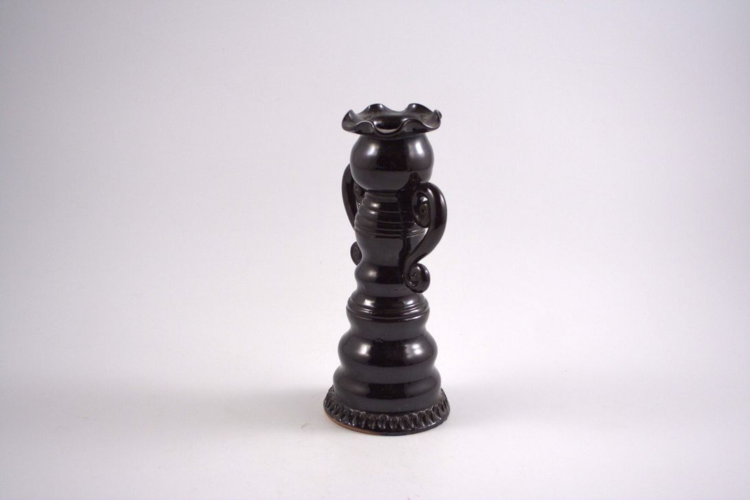 Foto Black Bulged Ceramic Candle Holder, Two-Sided Playful Handle