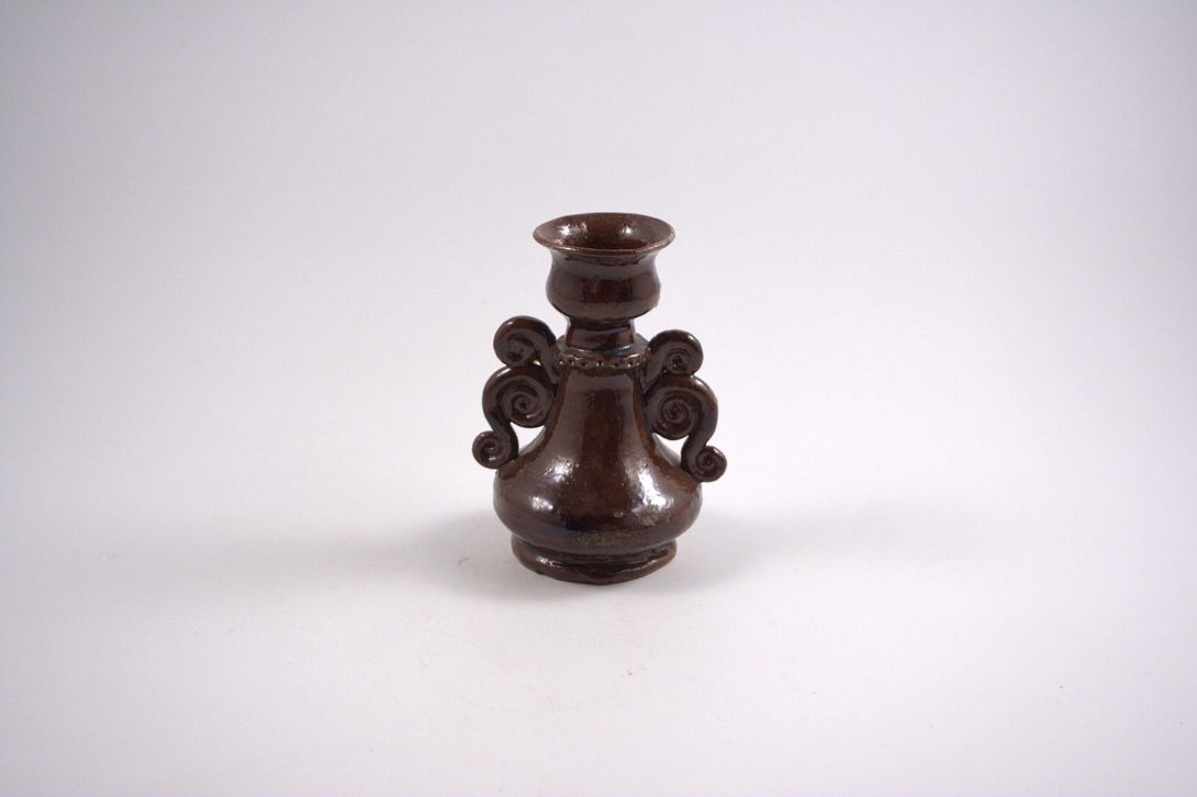 Foto Small Bulbbous Ceramic Candle Holder, Squiggly Design