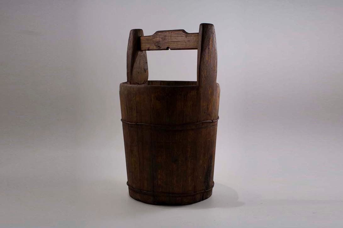 Foto Antique Wooden Water Bucket