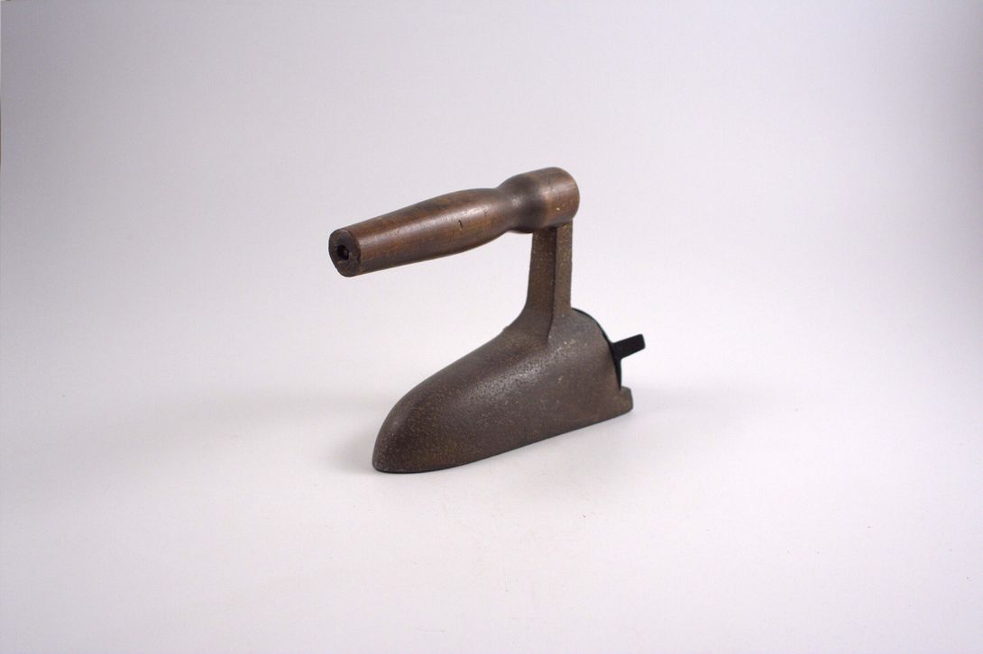Foto Dark Brown Antique Iron, Smooth Wooden Handle