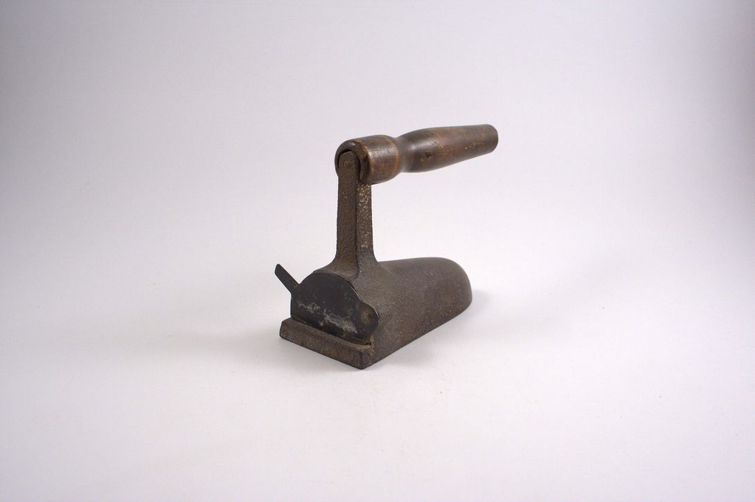 Foto Dark Brown Antique Iron, Smooth Wooden Handle