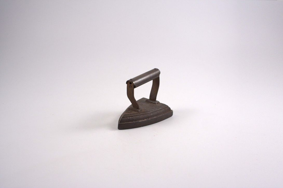 Foto Small Antique Iron, Flat, Clean Shape