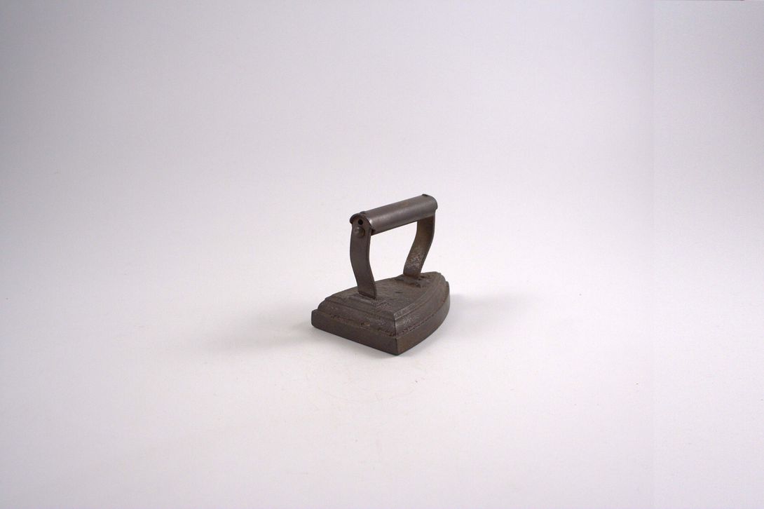 Foto Small Antique Iron, Flat, Clean Shape