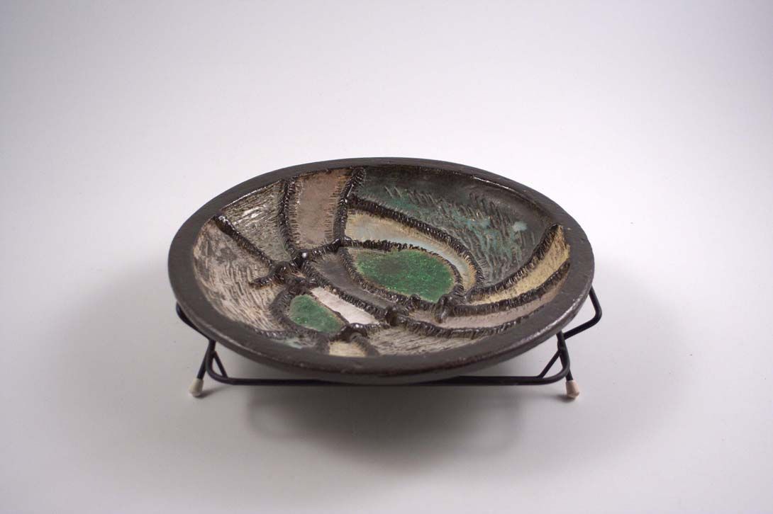 Foto Rough Ceramic Plate, Brown/Beige/Green with Black Square Metal Stand