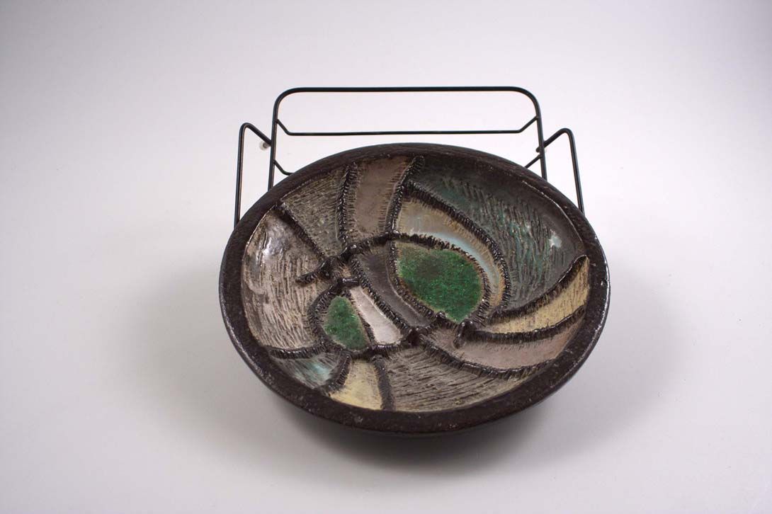 Foto Rough Ceramic Plate, Brown/Beige/Green with Black Square Metal Stand