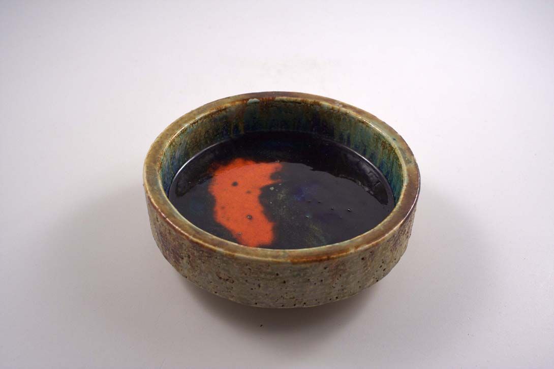 Foto Ceramic Bowl, Flat Cylindric Shape, Brown/Green/Black with Red Spot, 1957