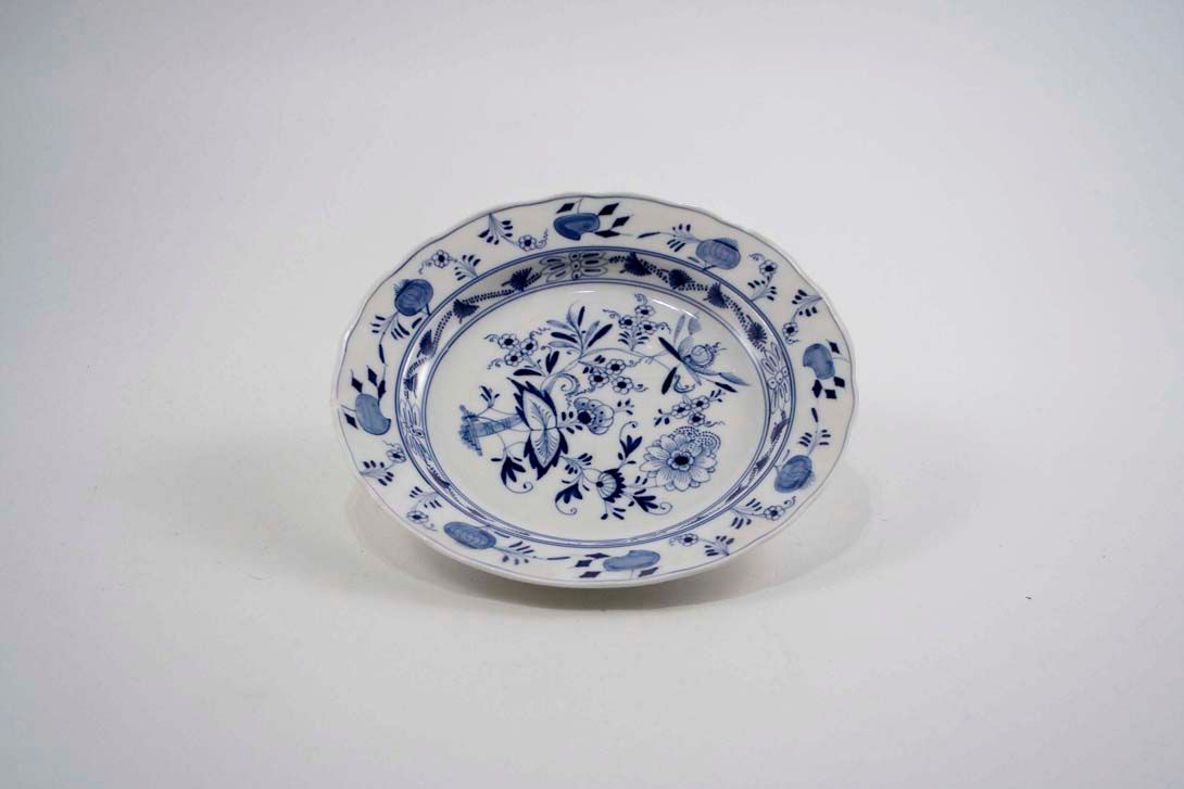 Foto White Ceramic Plate with Classic Blue Onion Pattern, 1950