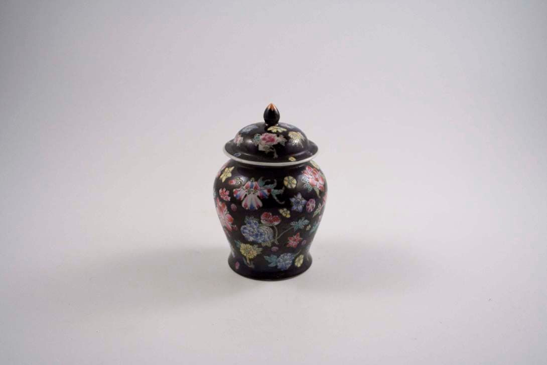Foto Porcelain Sugar Bowl, Colourful Flowers on Dark Background, 1951
