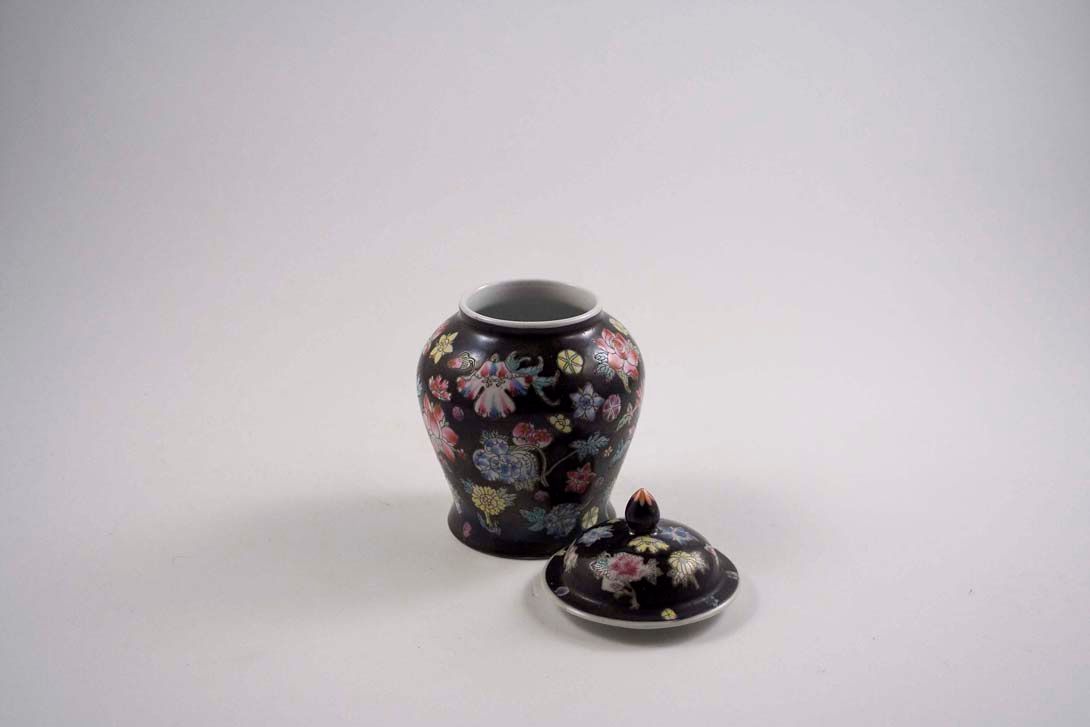 Foto Porcelain Sugar Bowl, Colourful Flowers on Dark Background, 1951