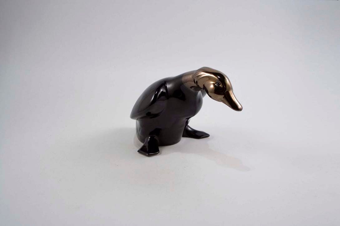 Foto Tiny Duck getting ready to fly Sculpture