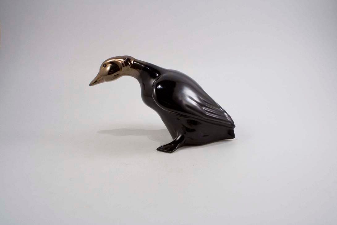 Foto Tiny Duck getting ready to fly Sculpture