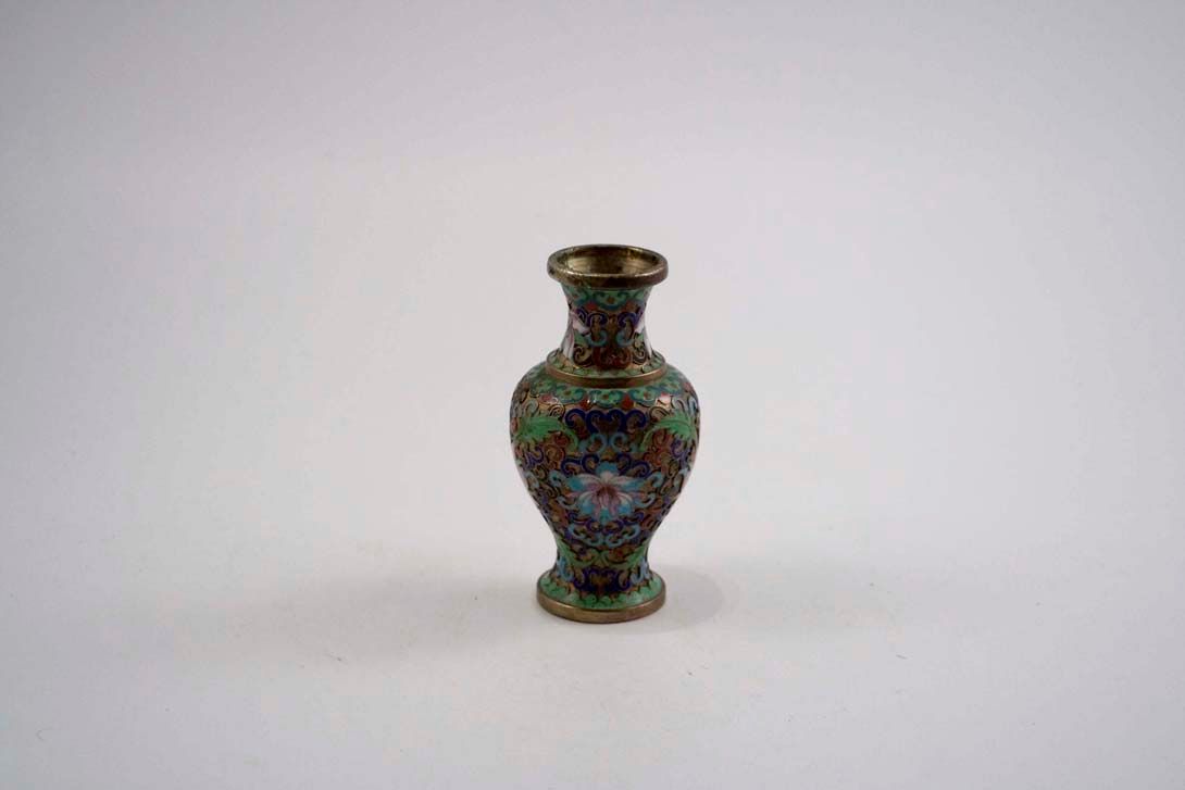 Foto Small Metal Table Vase with Frisky Flowers in Muted Colours h14