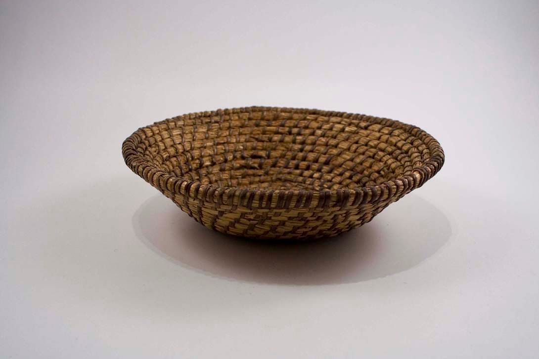 Foto Antique Braided Farmers Table Basket