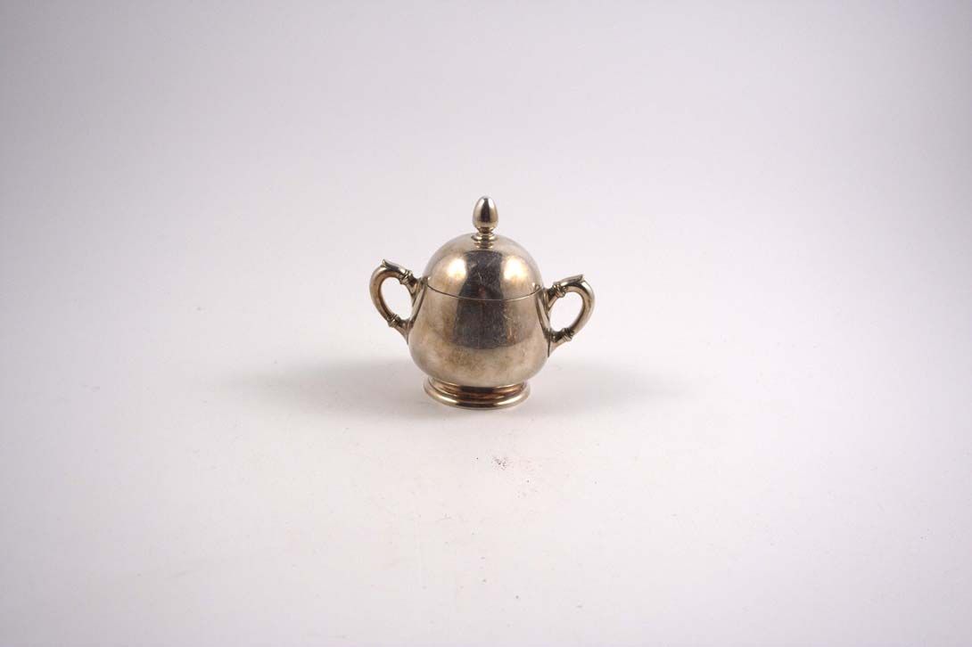 Foto Silver Lidded Sugar Bowl, Restraint Embellishments, in Style of Empire