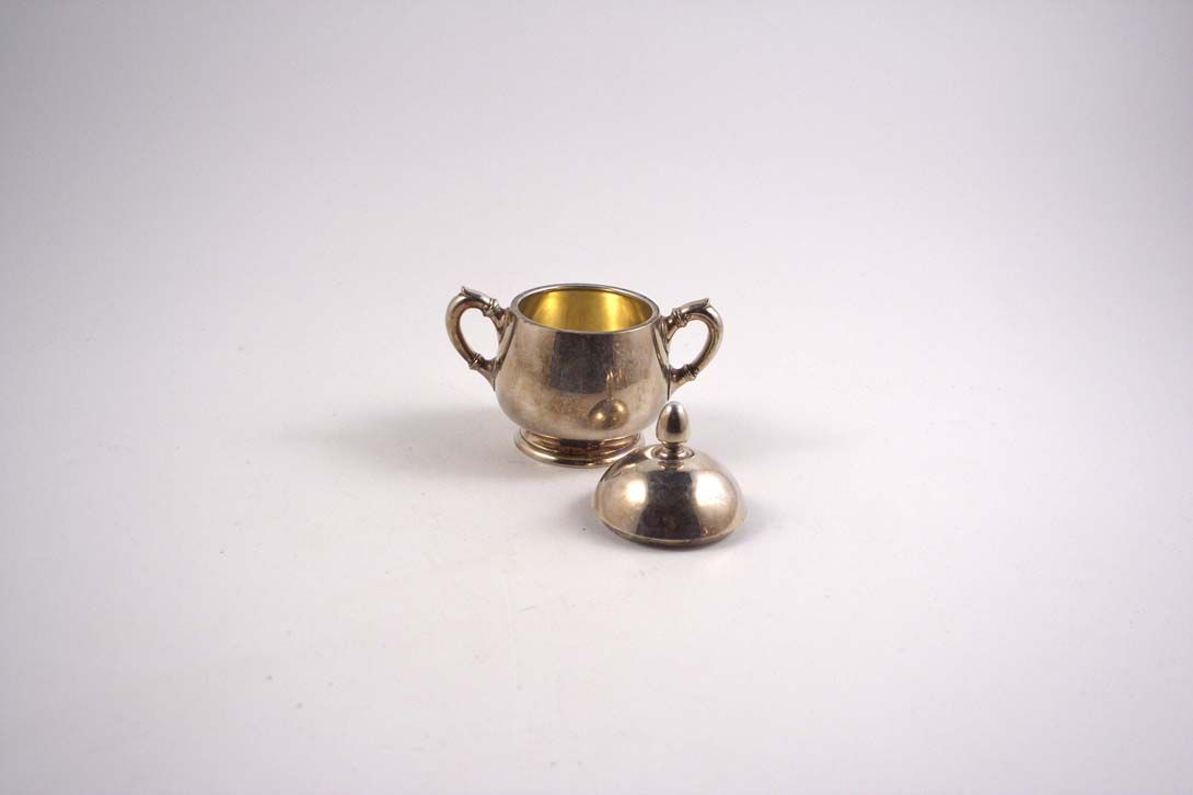 Foto Silver Lidded Sugar Bowl, Restraint Embellishments, in Style of Empire