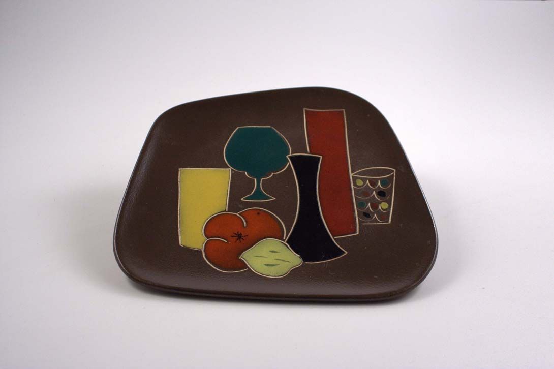 Foto Trapezial Ceramic Plate with Bottle and Glasses Still Life Decor
