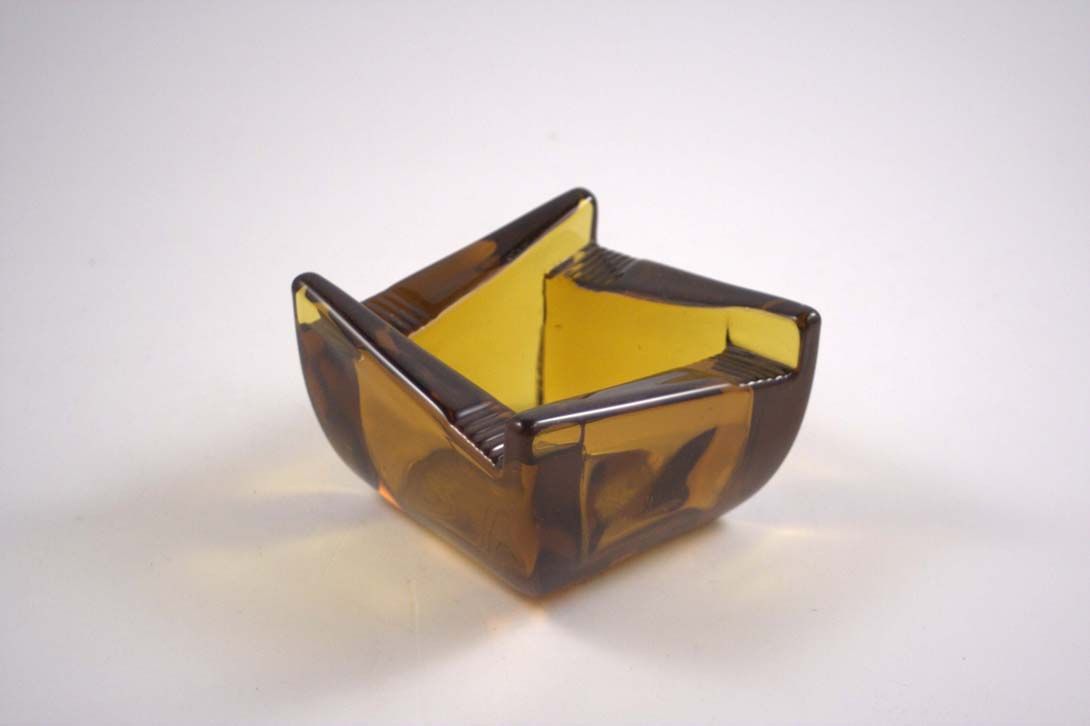 Foto Glass Ashtray, Amber Yellow, Ramp-Like Nested Edges