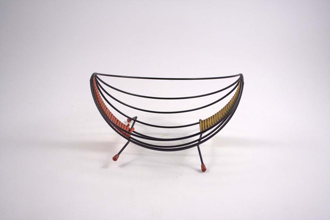 Foto Black Wire Metal Bowl, Hammock Shape, Two Tiny Stands, Red and Yellow Wrapping Highlights