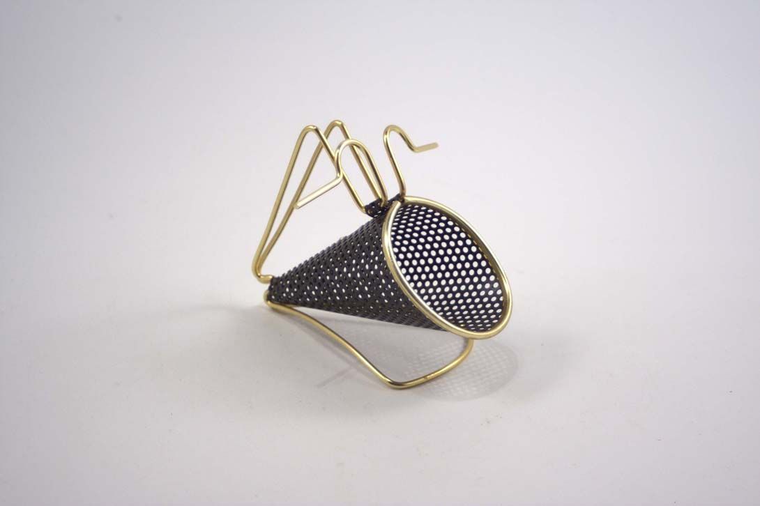 Foto Little Meshed Cone Bowl, Brass Holder / Stand, 1956