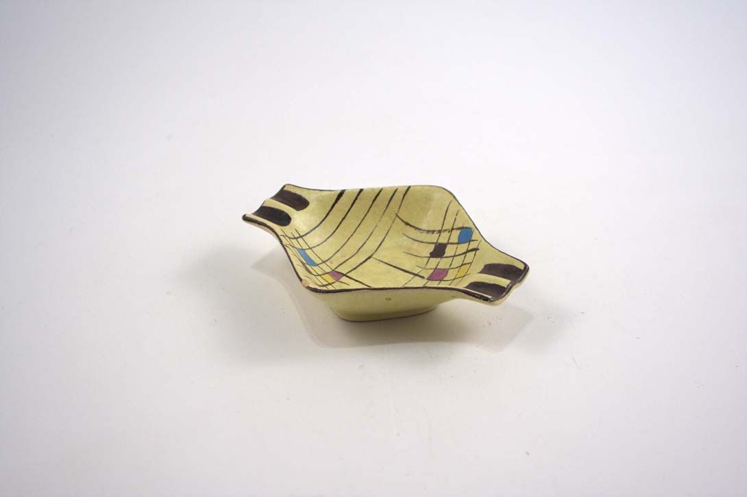 Foto 50&#8217;s Ceramic Ashtray, Diamond Shaped, Pale Yellow with Black Lines and Mulitcoloured Tiny Squares