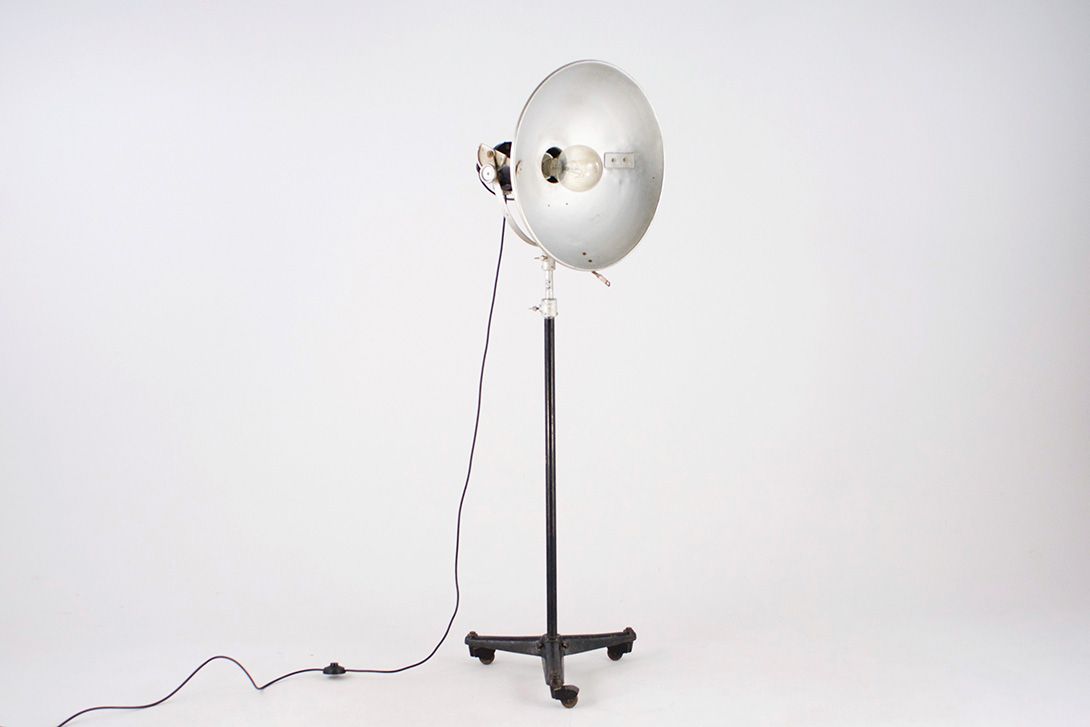 Foto Photo Floor Lamp Aluminum Reflector on Wheels Germany 1932 h173 A2