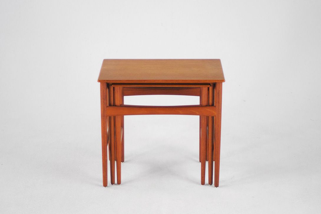Foto Set of Teak Stacking Side Tables 1968 h48x52x34