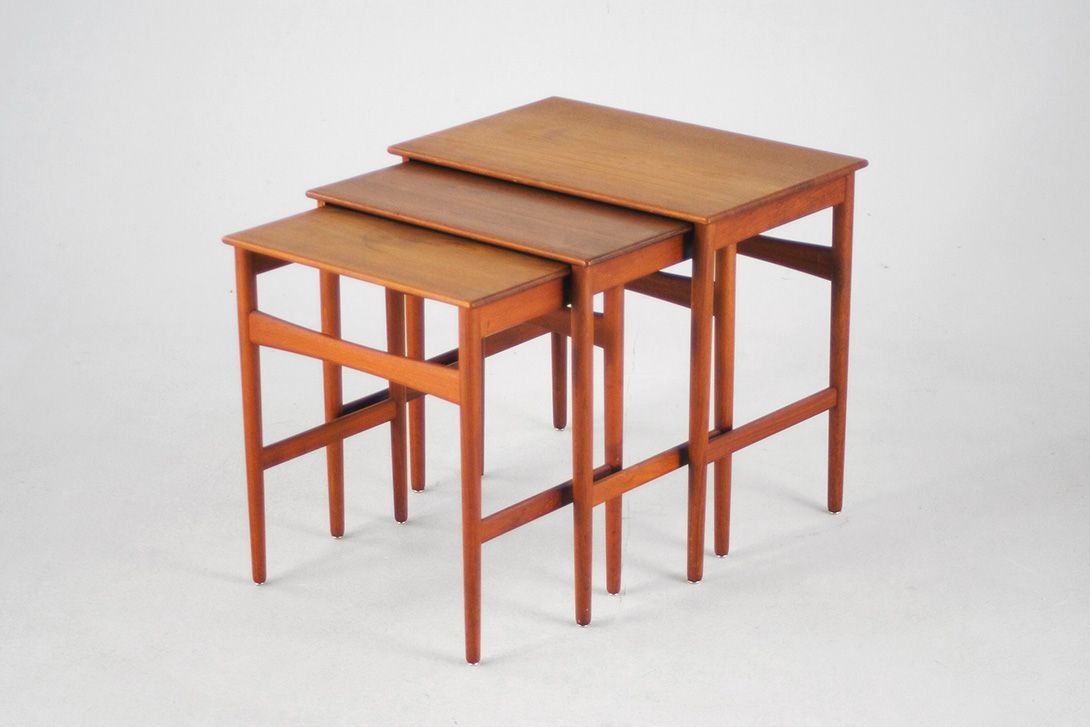 Foto Set of Teak Stacking Side Tables 1968 h48x52x34