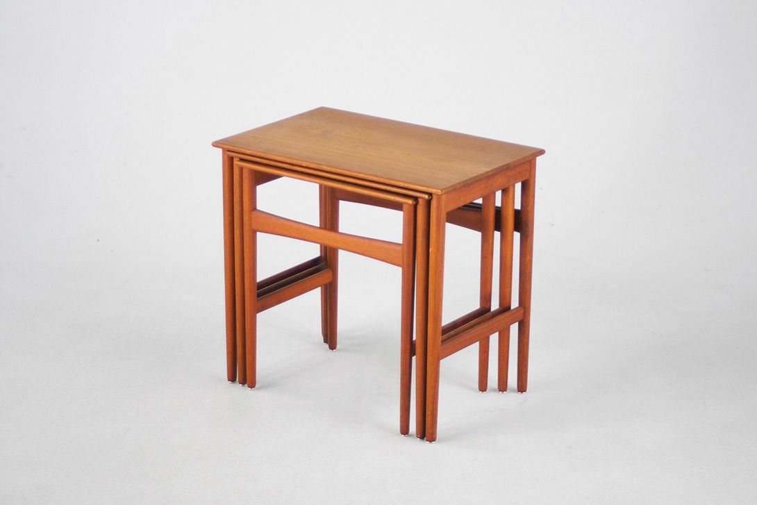 Foto Set of Teak Stacking Side Tables 1968 h48x52x34