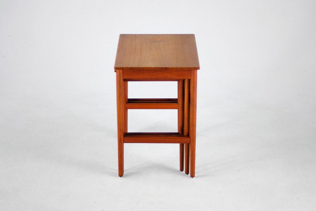 Foto Set of Teak Stacking Side Tables 1968 h48x52x34