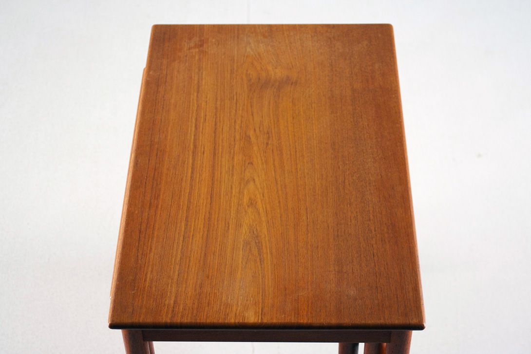 Foto Set of Teak Stacking Side Tables 1968 h48x52x34