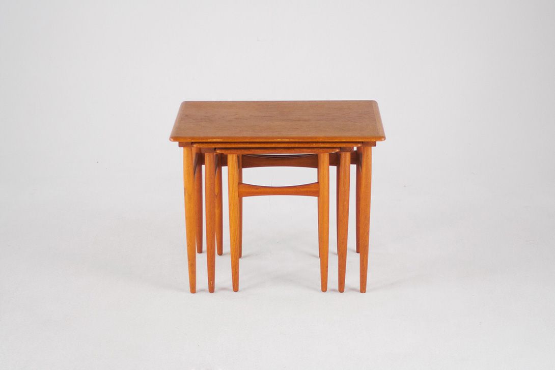 Foto Set of Ole Wanscher Nesting Tables Teak Wood 1972 h48x59x39