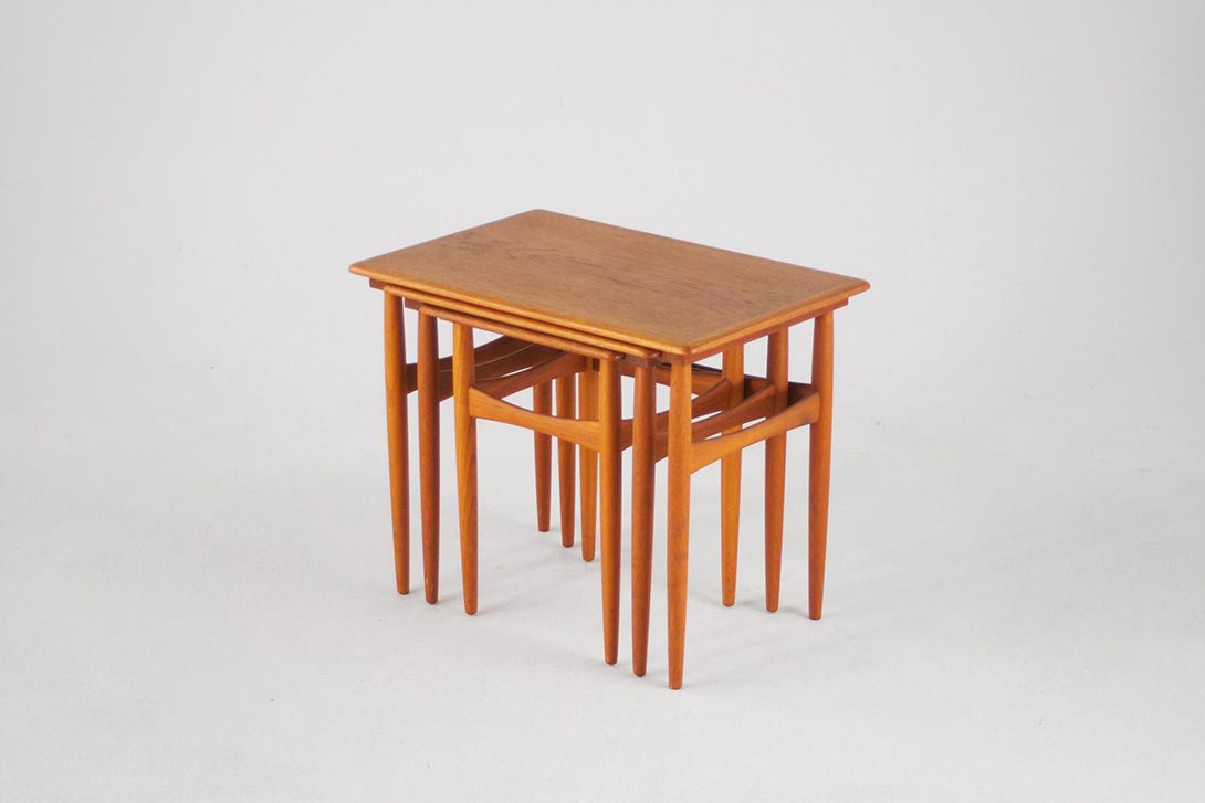 Foto Set of Ole Wanscher Nesting Tables Teak Wood 1972 h48x59x39