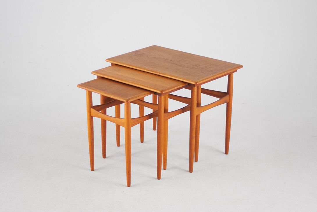 Foto Set of Ole Wanscher Nesting Tables Teak Wood 1972 h48x59x39
