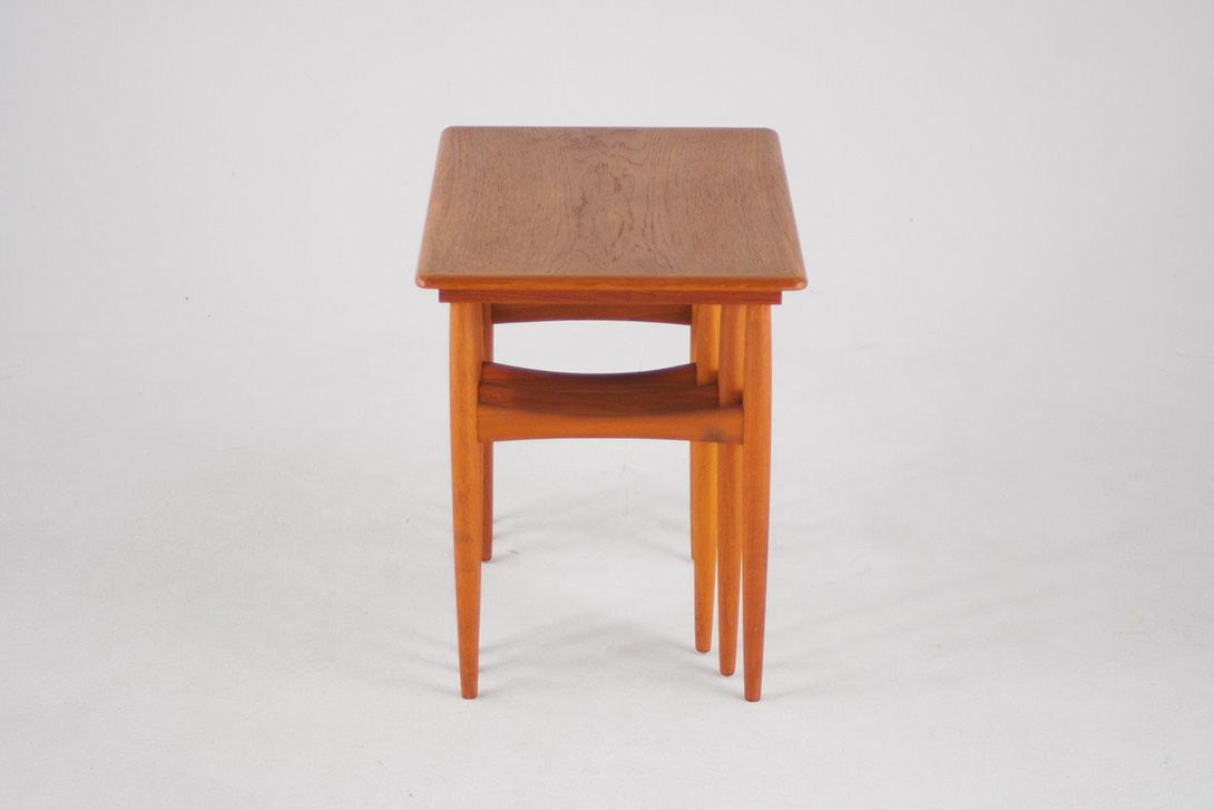 Foto Set of Ole Wanscher Nesting Tables Teak Wood 1972 h48x59x39