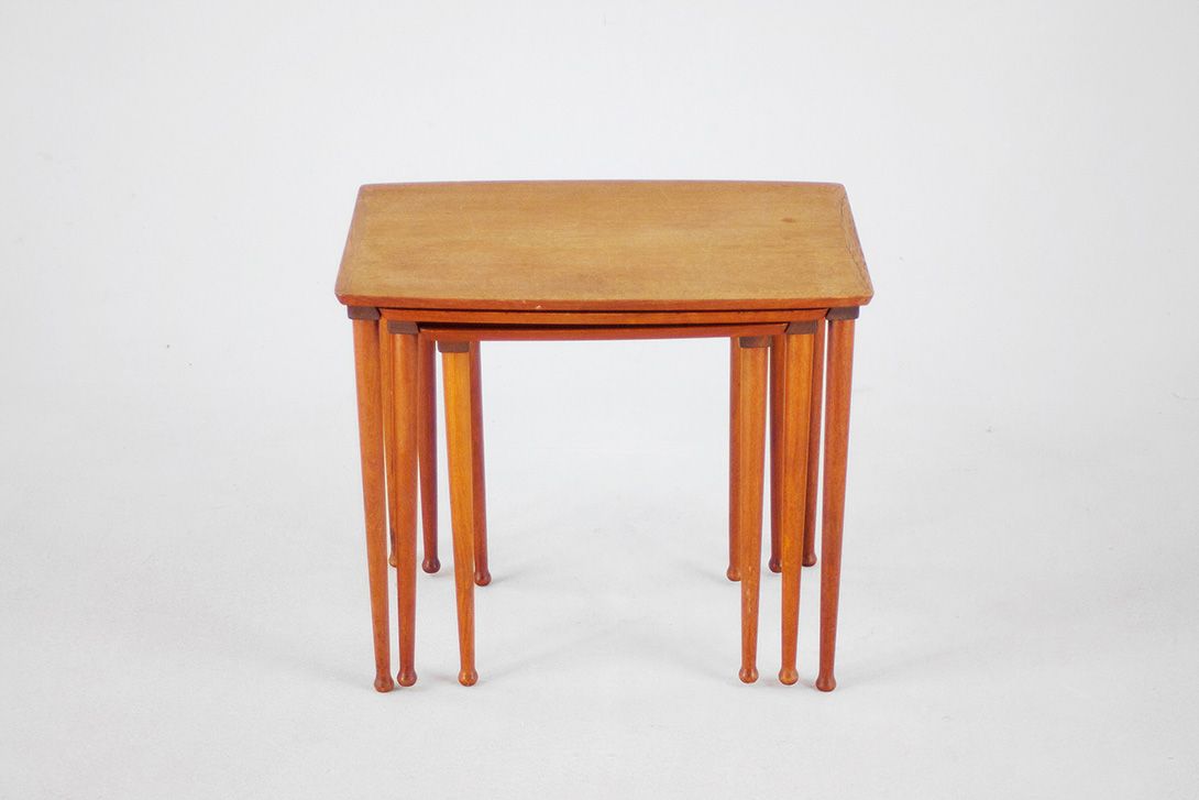 Foto Set of Danish Teak Nesting Tables by Mobelintarsia h46x55x44cm