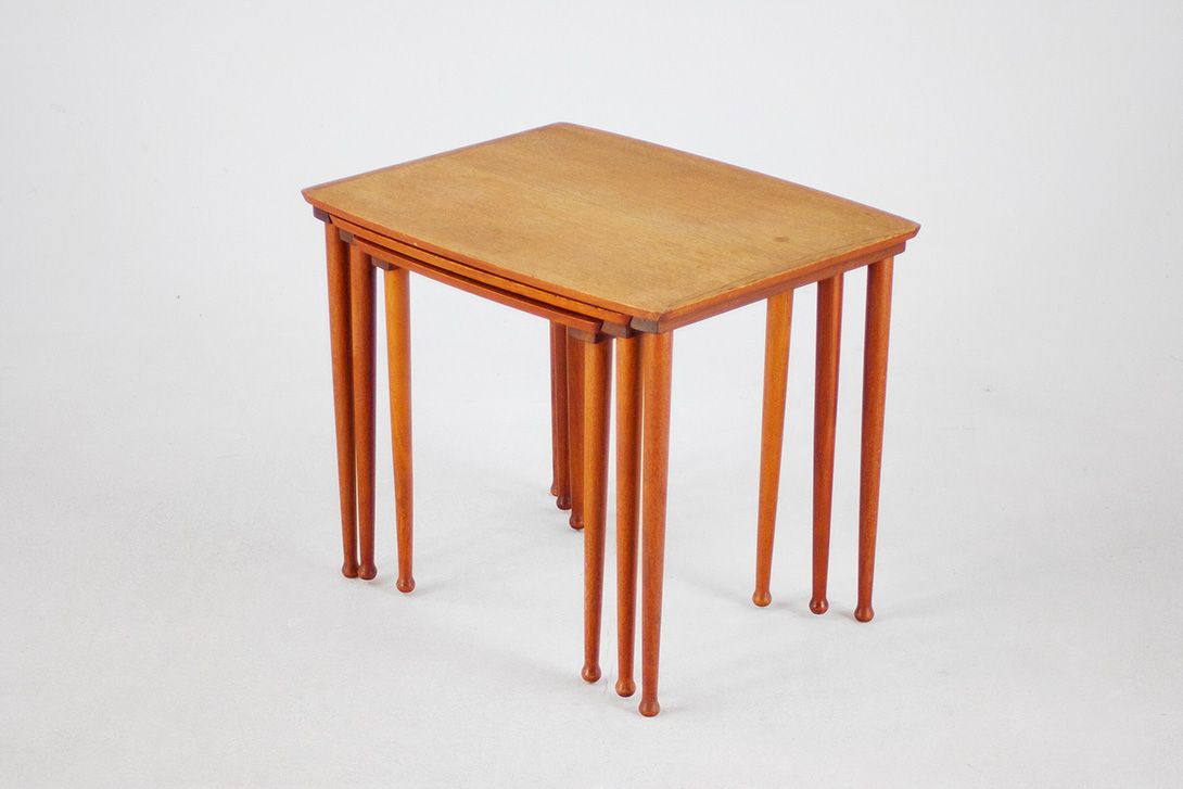 Foto Set of Danish Teak Nesting Tables by Mobelintarsia h46x55x44cm
